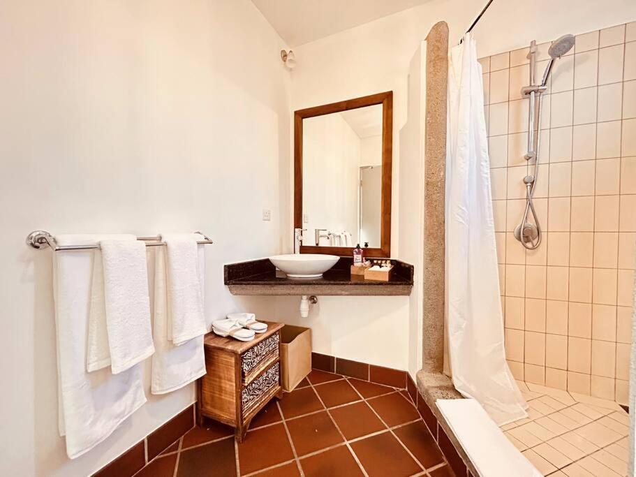 Scenic Riverfront 2 Bedroom Villa In Port Chambly Baie-du-Tombeau 外观 照片