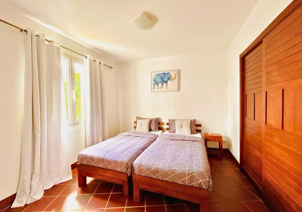 Scenic Riverfront 2 Bedroom Villa In Port Chambly Baie-du-Tombeau 外观 照片